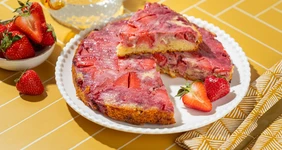 Дачный пирог с&nbsp;клубникой и&nbsp;белым шоколадом