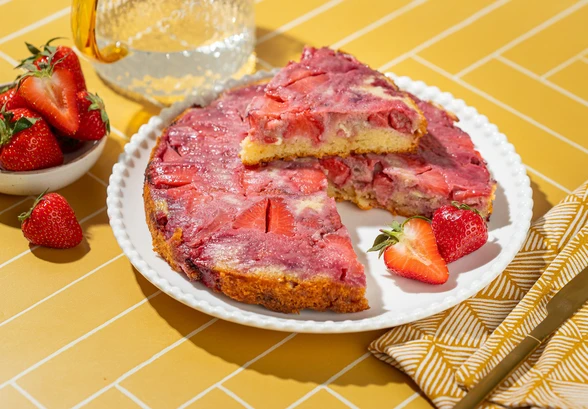 Рецепт «Дачный пирог с&nbsp;клубникой и&nbsp;белым шоколадом»