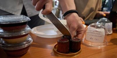 Пробуют перед&nbsp;запуском пирожные канеле с&nbsp;малиновой начинкой