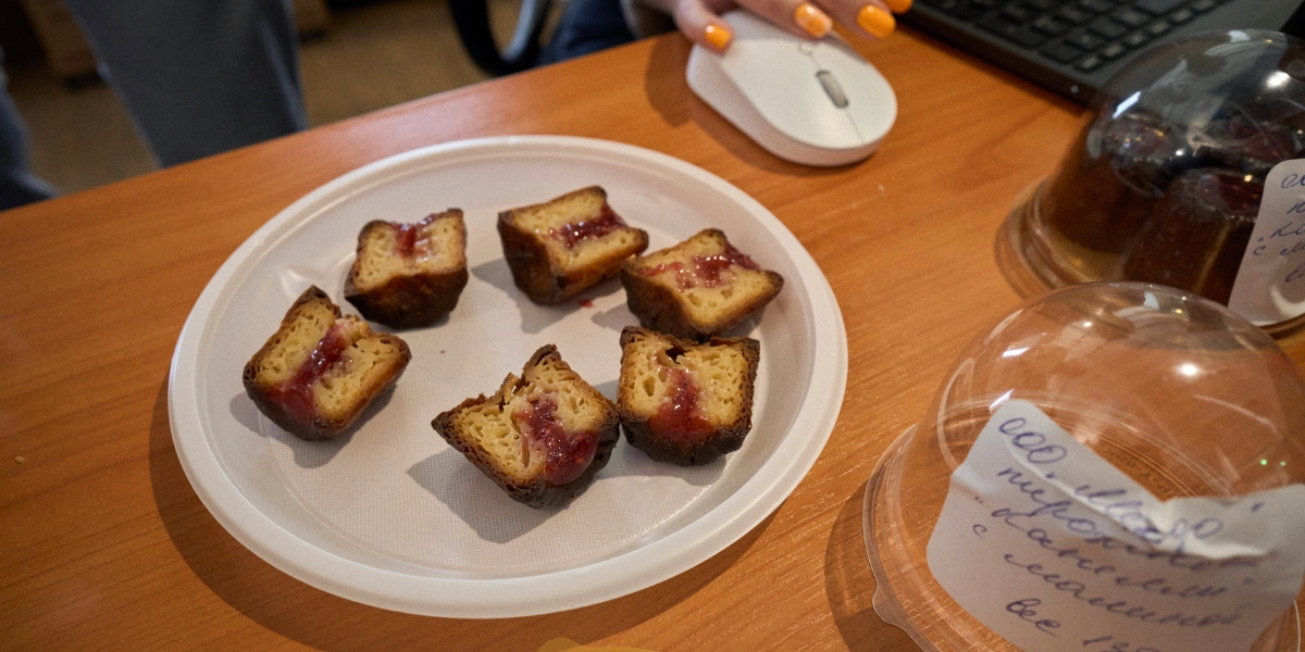 В разрезе видно, сколько начинки добавил поставщик и&nbsp;насколько пропечён десерт