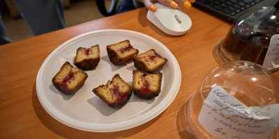 В разрезе видно, сколько начинки добавил поставщик и&nbsp;насколько пропечён десерт