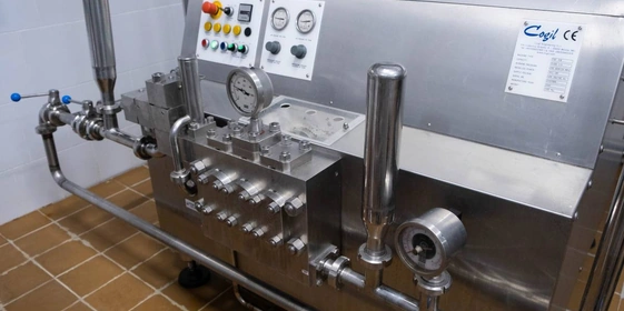 На следующем этапе смесь проходит через гомогенизатор. Под&nbsp;большим давлением дробятся жировые шарики и&nbsp;смесь становится однородной