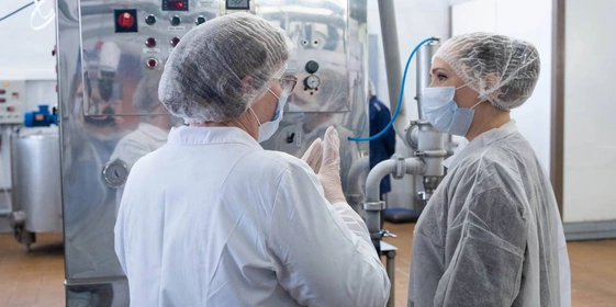 После пастеризации и&nbsp;гомогенизации смесь охлаждается и&nbsp;подаётся в&nbsp;резервуар для&nbsp;созревания. Смесь созревает от&nbsp;4 до&nbsp;24 часов. Созревшая смесь подаётся на&nbsp;фризерование, где насыщается воздухом при&nbsp;одновременном частичном замораживании. На&nbsp;выходе получается мягкое мороженое, которое далее подаётся на&nbsp;фасовку в&nbsp;зависимости от&nbsp;вида продукта