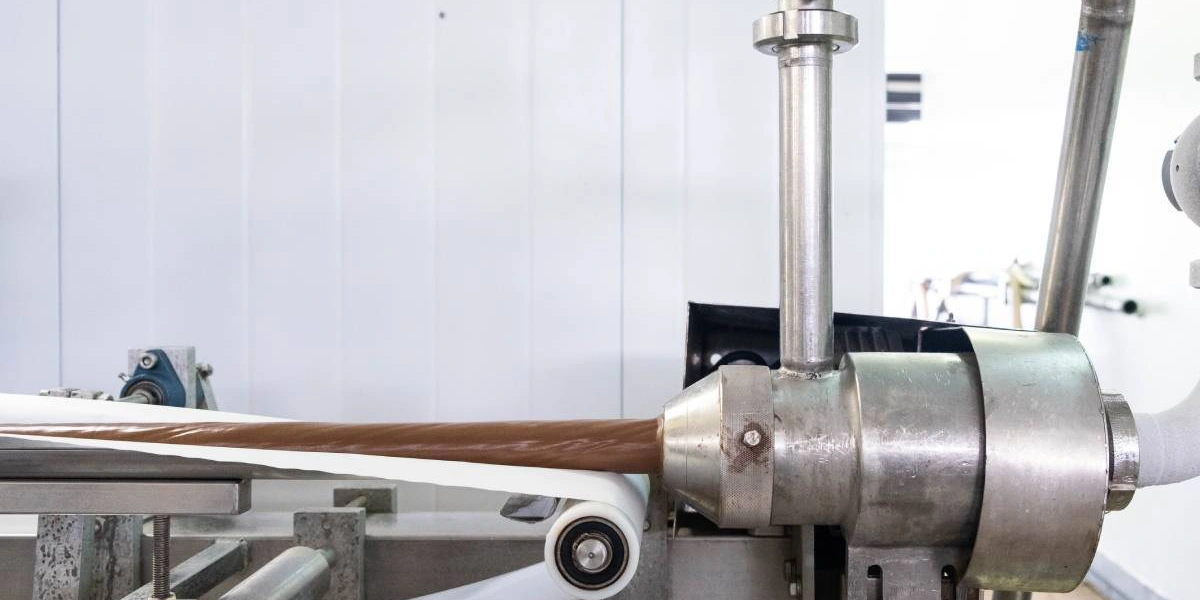 Мягкое мороженое при&nbsp;температуре -5 градусов подаётся на&nbsp;фасовку. Оборудование настроено таким образом, что на&nbsp;выходе из&nbsp;аппарата мороженое покрывается слоем взбитого шоколада