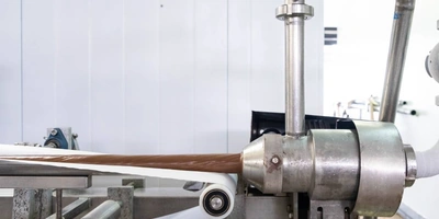 Мягкое мороженое при&nbsp;температуре -5 градусов подаётся на&nbsp;фасовку. Оборудование настроено таким образом, что на&nbsp;выходе из&nbsp;аппарата мороженое покрывается слоем взбитого шоколада