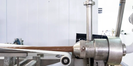 Мягкое мороженое при&nbsp;температуре -5 градусов подаётся на&nbsp;фасовку. Оборудование настроено таким образом, что на&nbsp;выходе из&nbsp;аппарата мороженое покрывается слоем взбитого шоколада