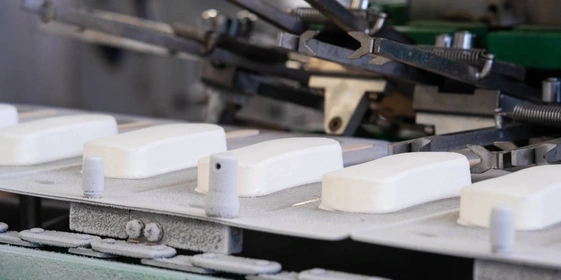 Щипцы автомата захватывают мороженое за&nbsp;палочку и&nbsp;подают на&nbsp;глазирование