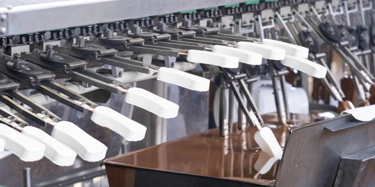 Эскимо опускается в&nbsp;ванну с&nbsp;растопленным молочным шоколадом. Из-за&nbsp;разницы температур шоколад мгновенно застывает