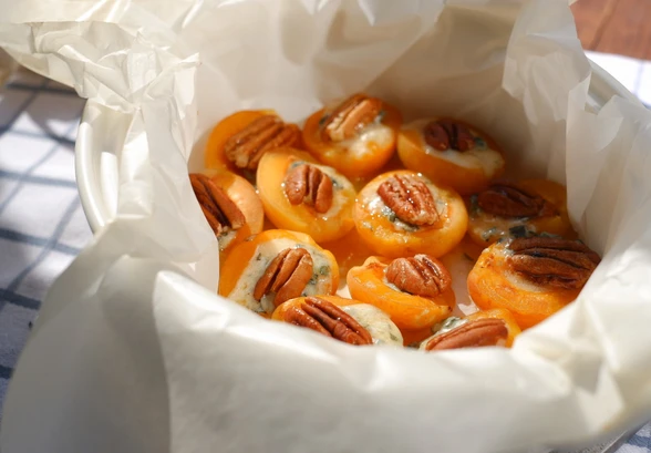 Рецепт «Запечённые абрикосы с&nbsp;голубым сыром и&nbsp;орехами»