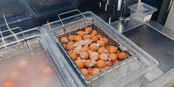 Это цех, где подготавливают продукты: отбраковывают и&nbsp;моют яйца, разбивают и&nbsp;отделяют белок от&nbsp;желтка