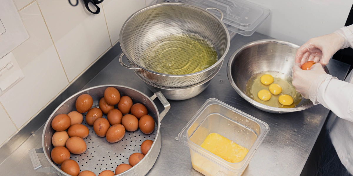 Затем яичную смесь процеживают, чтобы в&nbsp;чизкейк не попала скорлупа