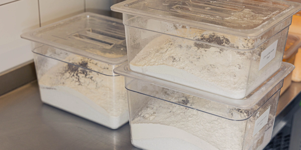 Контейнеры с&nbsp;сахаром, мукой и&nbsp;молотыми стручками ванили, которые просеяли перед&nbsp;смешиванием