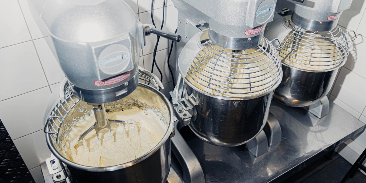 В миксерах размягчают творожный сыр