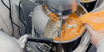 К творожному сыру и&nbsp;сахару добавляют яйца