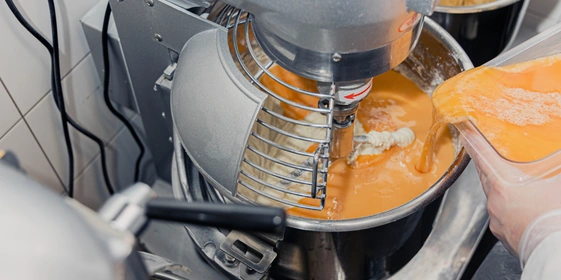 К творожному сыру и&nbsp;сахару добавляют яйца