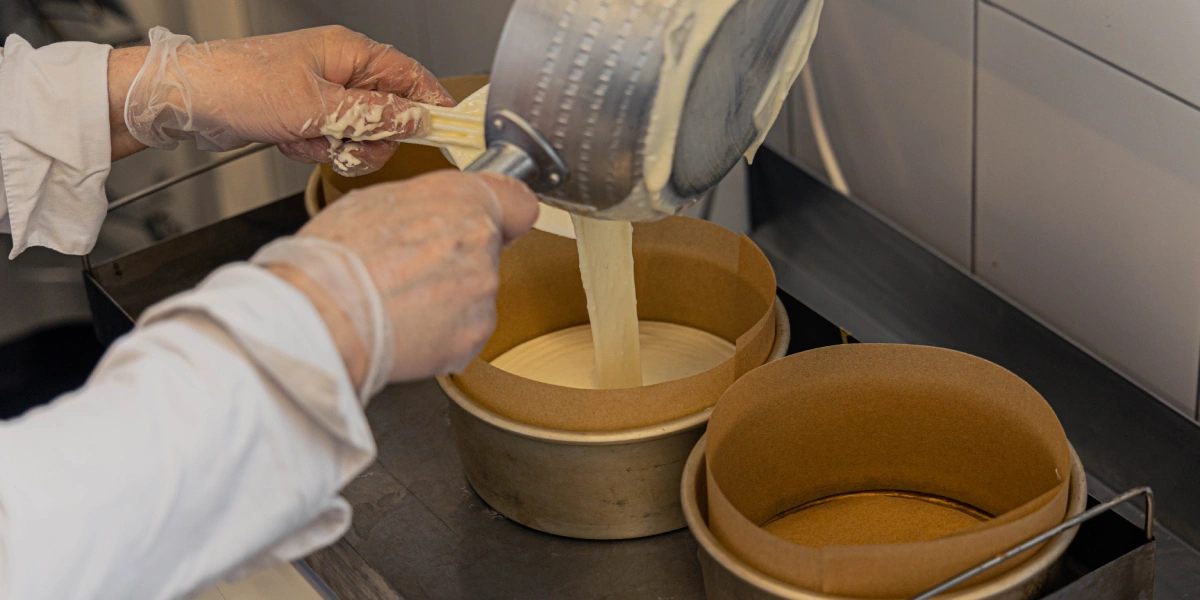 Готовую массу разливают по&nbsp;алюминиевым формам