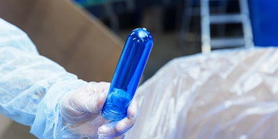 Из маленьких колбочек-преформ под&nbsp;воздействием высоких температур и&nbsp;давления выдувают большие 6-литровые бутылки