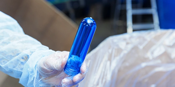 Из маленьких колбочек-преформ под&nbsp;воздействием высоких температур и&nbsp;давления выдувают большие 6-литровые бутылки