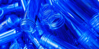 Из маленьких колбочек-преформ под&nbsp;воздействием высоких температур и&nbsp;давления выдувают большие 6-литровые бутылки