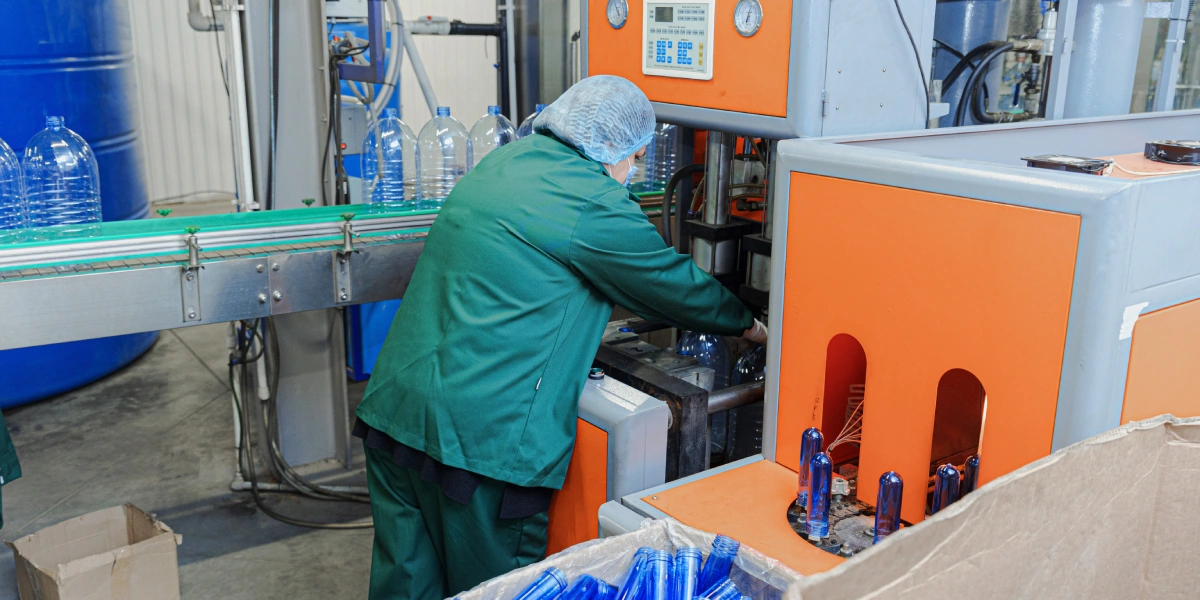 Из маленьких колбочек-преформ под&nbsp;воздействием высоких температур и&nbsp;давления выдувают большие 6-литровые бутылки