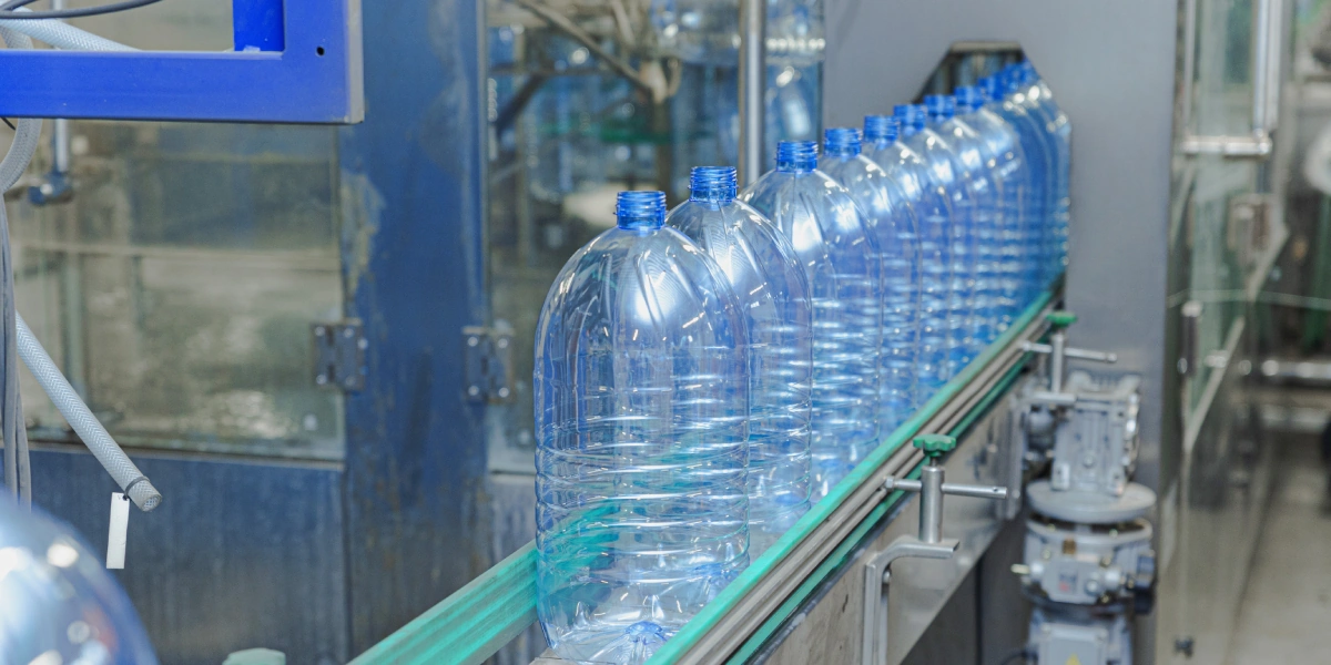 По конвейеру бутылки поступают на&nbsp;мойку, розлив и&nbsp;укупорку колпачком