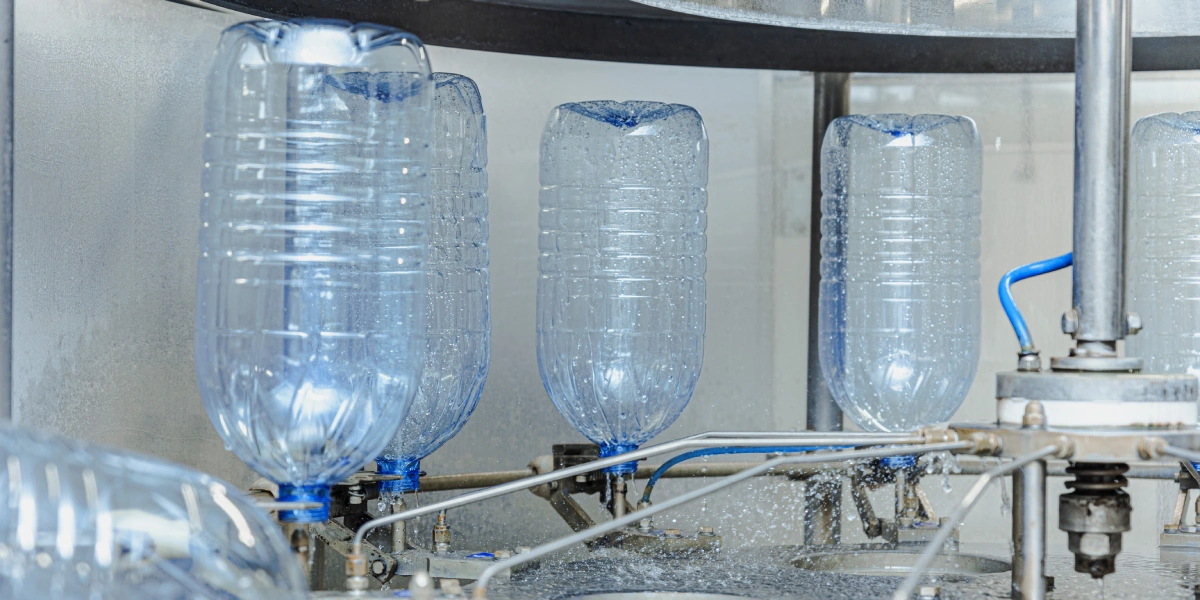 По конвейеру бутылки поступают на&nbsp;мойку, розлив и&nbsp;укупорку колпачком