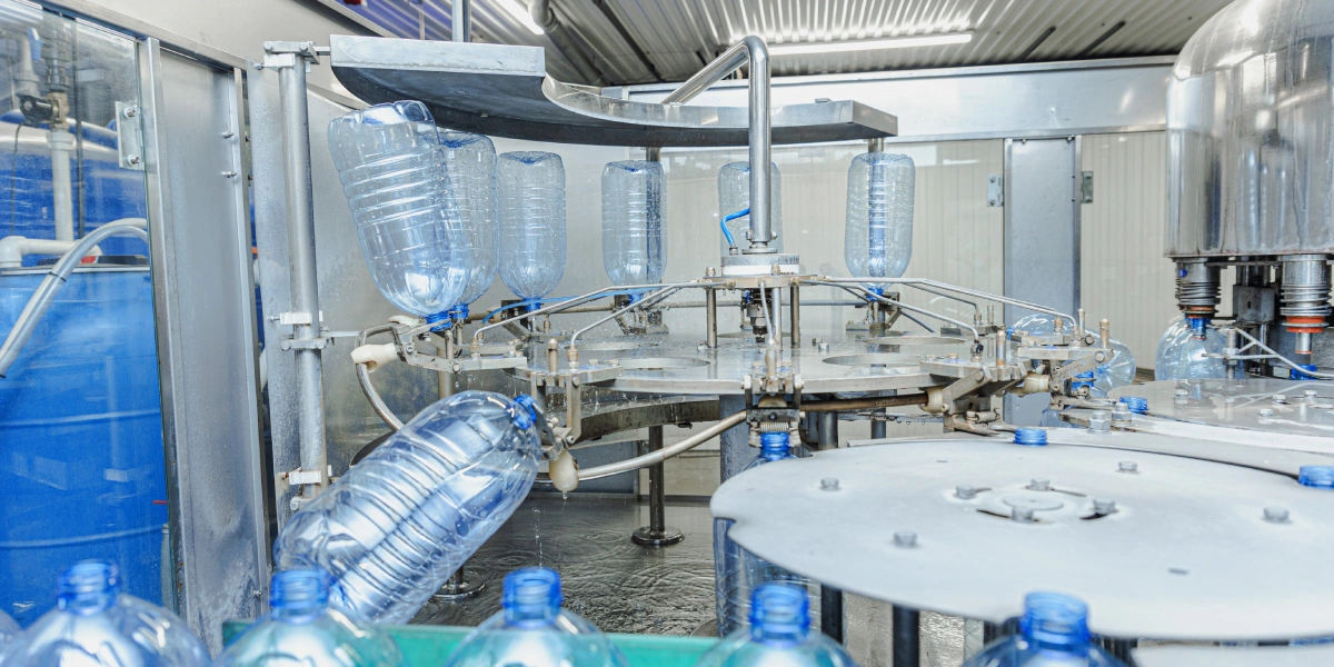 По конвейеру бутылки поступают на&nbsp;мойку, розлив и&nbsp;укупорку колпачком