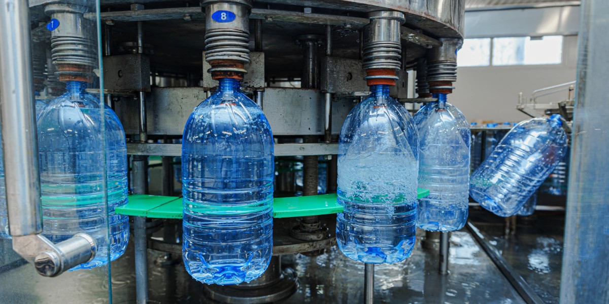 По конвейеру бутылки поступают на&nbsp;мойку, розлив и&nbsp;укупорку колпачком