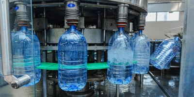 По конвейеру бутылки поступают на&nbsp;мойку, розлив и&nbsp;укупорку колпачком