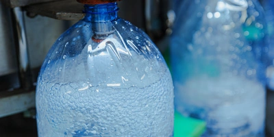 По конвейеру бутылки поступают на&nbsp;мойку, розлив и&nbsp;укупорку колпачком