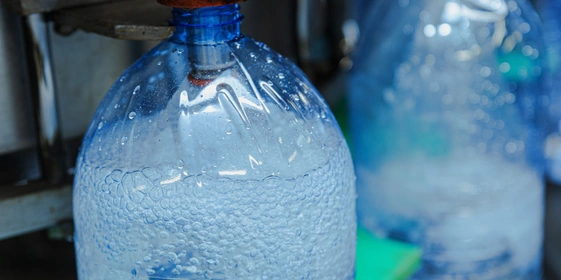 По конвейеру бутылки поступают на&nbsp;мойку, розлив и&nbsp;укупорку колпачком