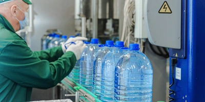 Наполненная водой бутылка поступает по&nbsp;транспортёру на&nbsp;этикетировку