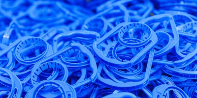 Наполненная водой бутылка поступает по&nbsp;транспортёру на&nbsp;этикетировку