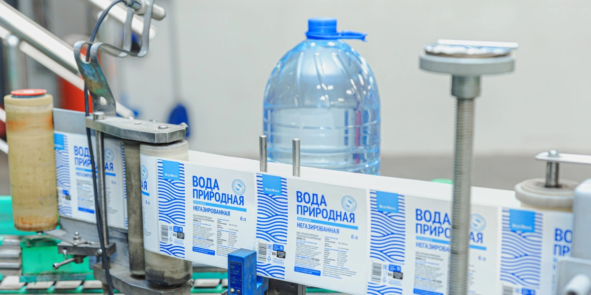 Наполненная водой бутылка поступает по&nbsp;транспортёру на&nbsp;этикетировку