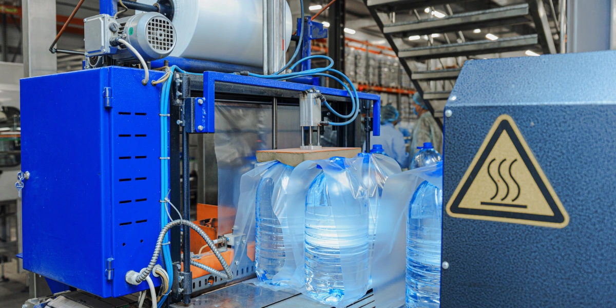 Бутылки с&nbsp;водой поступают в&nbsp;группиратор, который формирует упаковку и&nbsp;подаёт её в&nbsp;термоусадочную печь