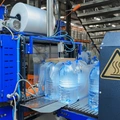 Бутылки с&nbsp;водой поступают в&nbsp;группиратор, который формирует упаковку и&nbsp;подаёт её в&nbsp;термоусадочную печь
