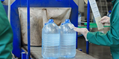 Бутылки с&nbsp;водой поступают в&nbsp;группиратор, который формирует упаковку и&nbsp;подаёт её в&nbsp;термоусадочную печь