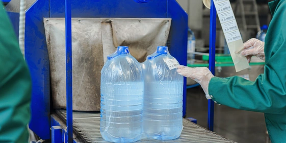 Бутылки с&nbsp;водой поступают в&nbsp;группиратор, который формирует упаковку и&nbsp;подаёт её в&nbsp;термоусадочную печь