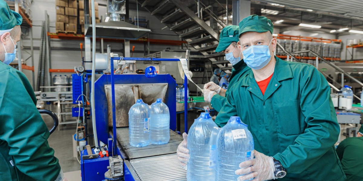 Бутылки с&nbsp;водой поступают в&nbsp;группиратор, который формирует упаковку и&nbsp;подаёт её в&nbsp;термоусадочную печь