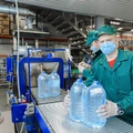 Бутылки с&nbsp;водой поступают в&nbsp;группиратор, который формирует упаковку и&nbsp;подаёт её в&nbsp;термоусадочную печь
