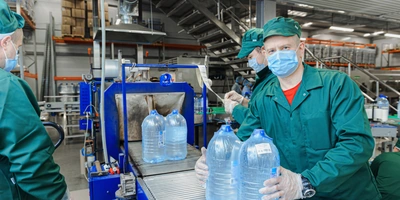 Бутылки с&nbsp;водой поступают в&nbsp;группиратор, который формирует упаковку и&nbsp;подаёт её в&nbsp;термоусадочную печь