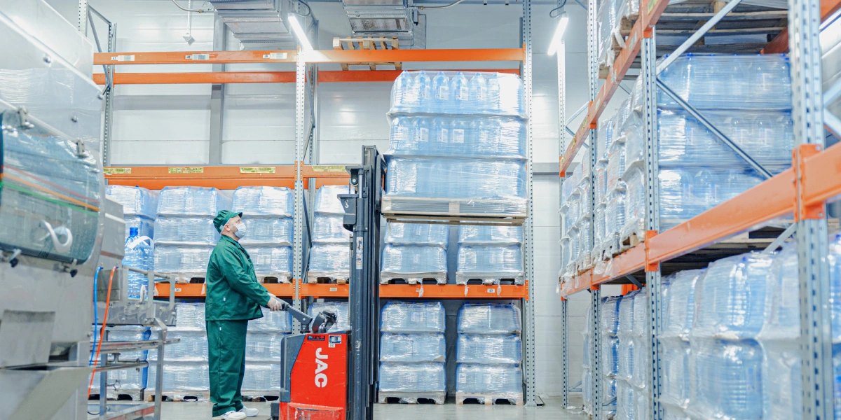 Готовую упаковку воды укладывают на&nbsp;палеты, а их обматывают стрейч-плёнкой. Так как на&nbsp;производстве используют систему озонирования воды, ей нужно минимум 12 часов, чтобы отстояться, перед&nbsp;тем как отправиться на&nbsp;полки магазинов