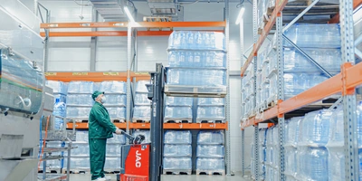 Готовую упаковку воды укладывают на&nbsp;палеты, а их обматывают стрейч-плёнкой. Так как на&nbsp;производстве используют систему озонирования воды, ей нужно минимум 12 часов, чтобы отстояться, перед&nbsp;тем как отправиться на&nbsp;полки магазинов