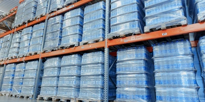 Готовую упаковку воды укладывают на&nbsp;палеты, а их обматывают стрейч-плёнкой. Так как на&nbsp;производстве используют систему озонирования воды, ей нужно минимум 12 часов, чтобы отстояться, перед&nbsp;тем как отправиться на&nbsp;полки магазинов