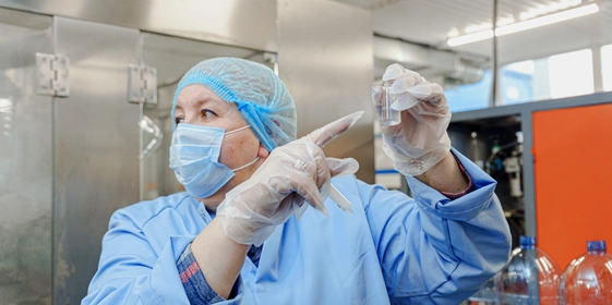 На производстве работает сертифицированная лаборатория — её сотрудники отслеживают состояние воды по&nbsp;различным показателям, берут анализы и&nbsp;проверяют на&nbsp;соответствие стандартам