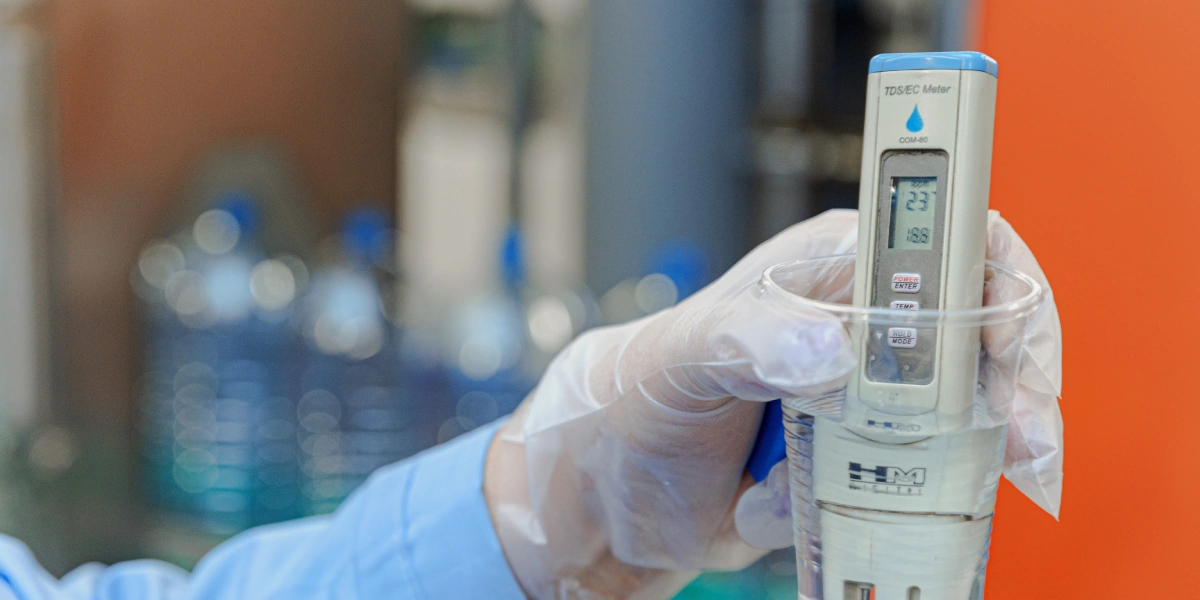 На производстве работает сертифицированная лаборатория — её сотрудники отслеживают состояние воды по&nbsp;различным показателям, берут анализы и&nbsp;проверяют на&nbsp;соответствие стандартам