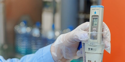 На производстве работает сертифицированная лаборатория — её сотрудники отслеживают состояние воды по&nbsp;различным показателям, берут анализы и&nbsp;проверяют на&nbsp;соответствие стандартам