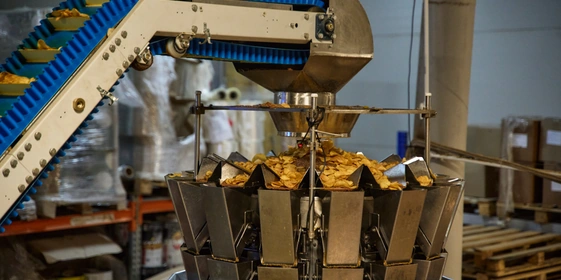 Сразу после&nbsp;жарки и&nbsp;сортировки чипсы по&nbsp;транспортёру попадают в&nbsp;соседний цех, где их смешивают со специями и&nbsp;упаковывают