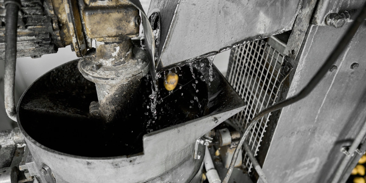 По транспортёру клубни поступают в&nbsp;автоматическую мойку. Их моют в&nbsp;два этапа, очищая сначала от&nbsp;грязи, а затем вымывая уже из&nbsp;нарезанного на&nbsp;слайсы картофеля крахмал