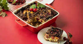 Шарлотка с&nbsp;бородинским хлебом и&nbsp;вишней